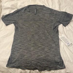 Brand new lululemon in sequence SS men’s shirt
